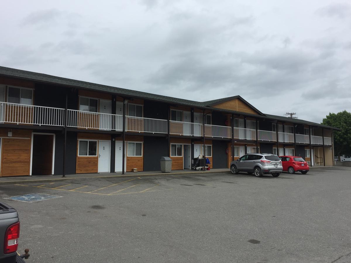 Bear Country Inn Terrace Exterior photo